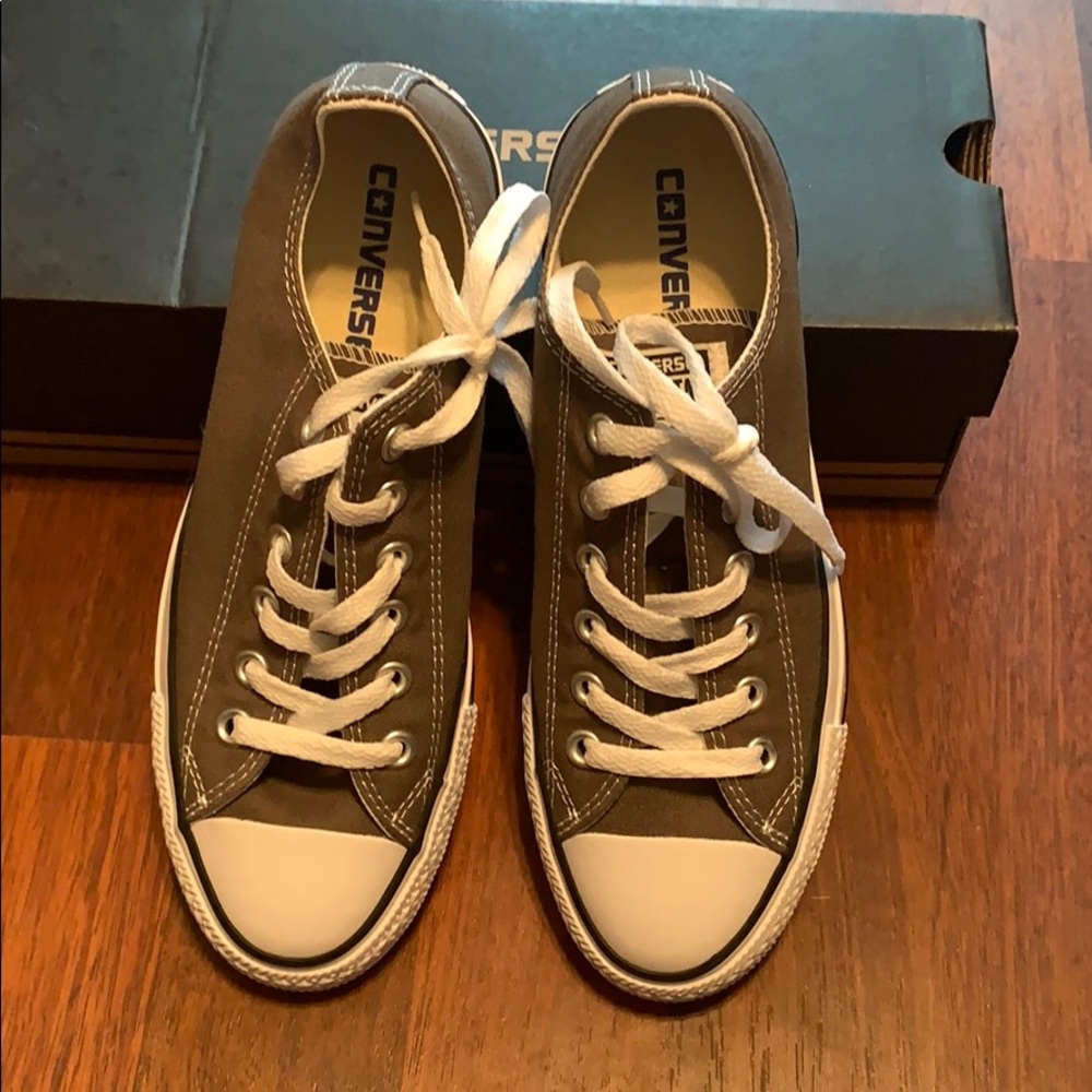 Womans converse shoes. Like new!